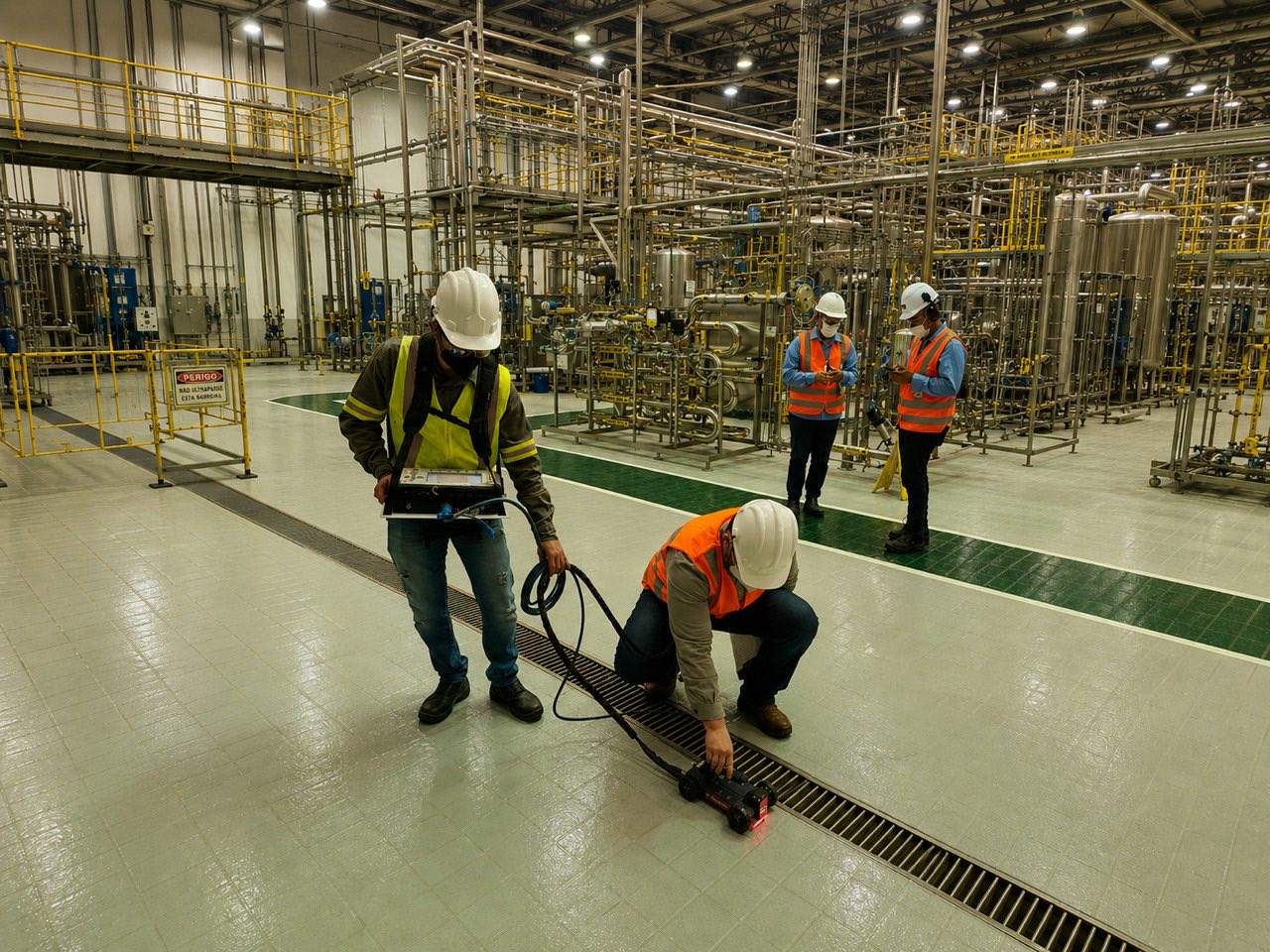 Equipe da ORITI operando georadar (GPR) no piso de uma planta industrial